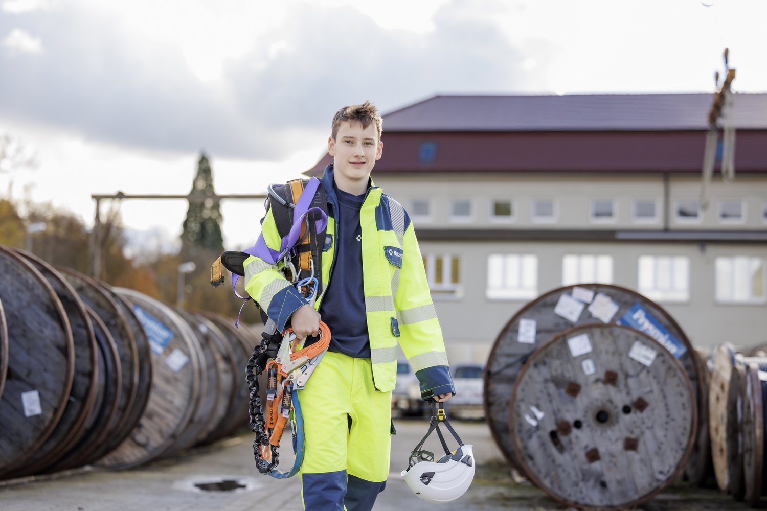 Elektroniker für Betriebstechnik in Arbeitskleidung auf dem Weg zu einem Einsatz.